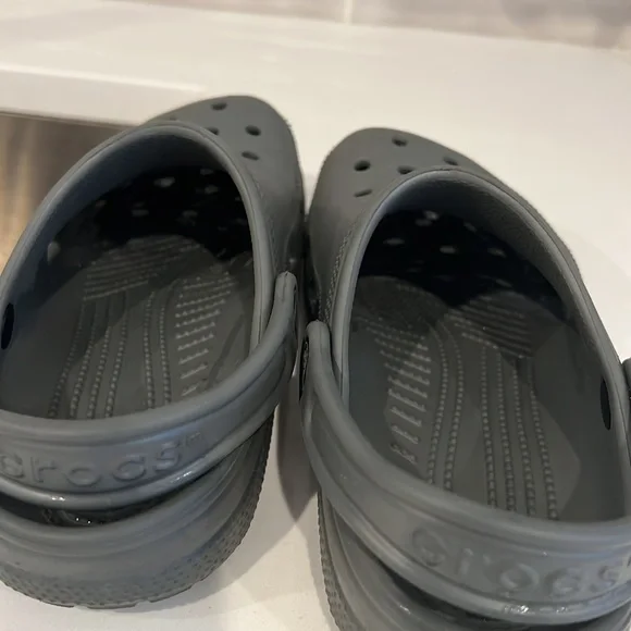 GUC Kids Grey Crocs - Picture 9 of 10